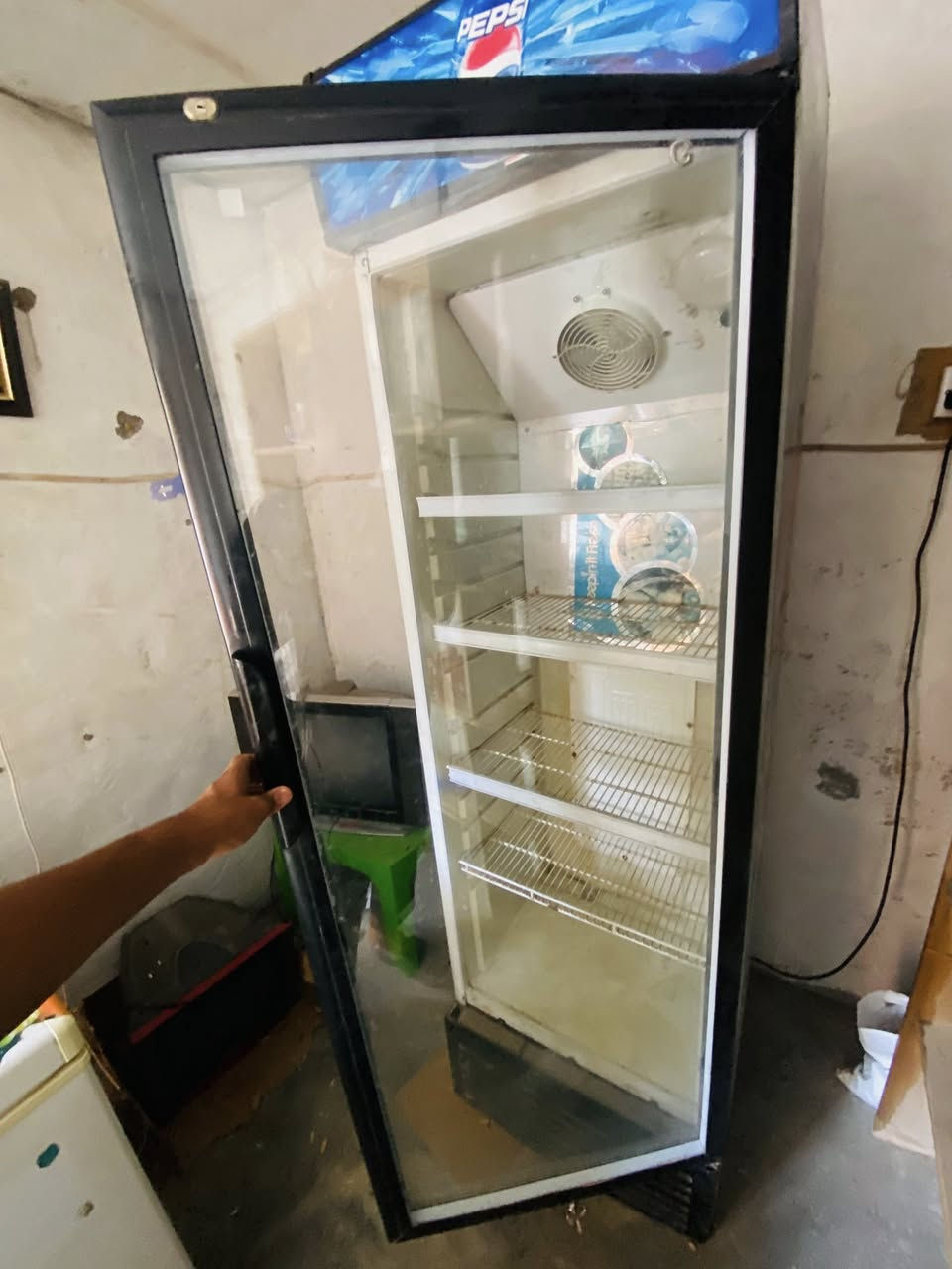 براد عامودي نضيف وشغله كلش فول خاليه من لخياس تفحص وتشوف بعينك بسعر مناسب للاستفسار
***********
