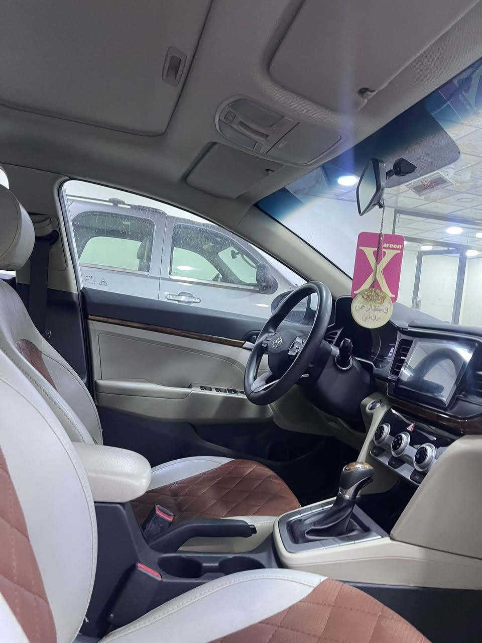 سلام عليكم اخوان…
النترا 2020 خليجي فول مواصفات :- 
١- بصمه 
٢- كشن جلد 
٣- فتحة ومري قلاب 
٤- ماشيه السيارة 5700 الف كم 
السياره بيه بنيد ومدكر مبدل اصلي وبيه طعجات خفيفه بالمدكر الخلفي الايمن موضحه بالصوره ما مصحلة .
سعره السياره 140$ ورقه وبيه مجال بسيط 
للاستفسار على الرقم ***********
