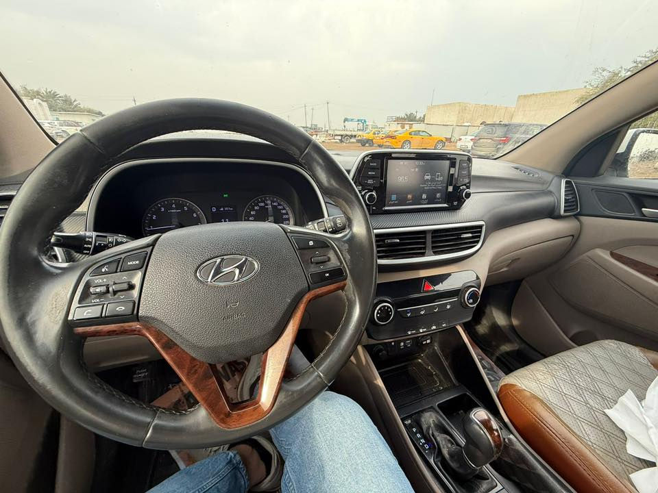 السلام عليكم
توسان خليجي وكالة الكاصد مواصفاتها معروفة
السيارة نظيفة مكفولة من التبديل والصبغ 
ماشية 101 الف كيلو 
صدر جديد تيارات جديدة بولش جديد السيارة نظيفة متحتاج اي مصرف
ملاحظة يوجد تكحيل صغير حافة البنيد 
مكان السيارة حي الجامعة بغداد قرب مستشفى الملكي
السعر 207 ورقة قفل قفل
 ***********
