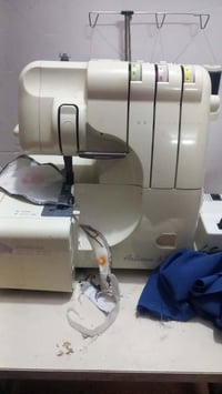 عندي مكينه خياطه تخيّط ثلاثه خيط مكينه ممتازه وبسعر مناسب للاتصال او ا...