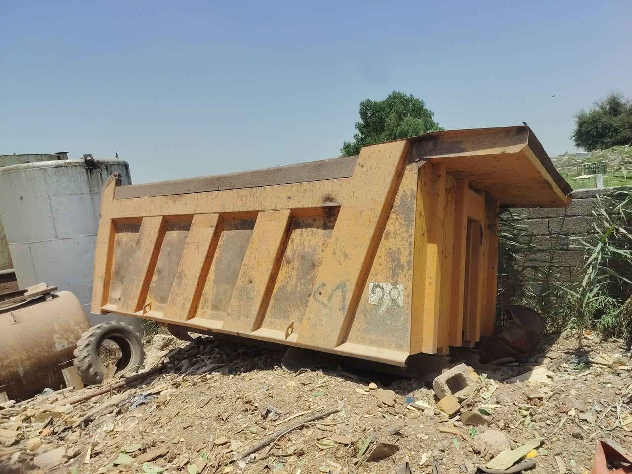 بدي للبيع العنوان بغداد للستفسار ***********
