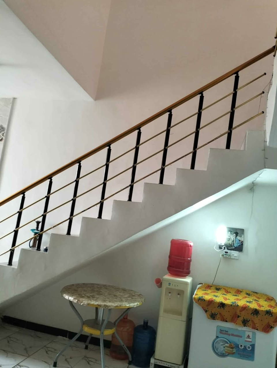 مشتمل 100م بناء حديث 
غرفه نوم وهول مطبخ استقبال صحيات داخل وخارجيه 
مرقم من قبل البلديه 
حي الحكيم شارع كاله 
لاتصال على لارقام التالية واتساب***********او مراجعة مكتب دلاليه ابو كيان الربيعي
