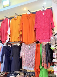 📢 بيع شِلعة قمصان نسائية 📢 👚 العدد: حوالي 100 قطعة  💰 سعر القطعة: 5,00...