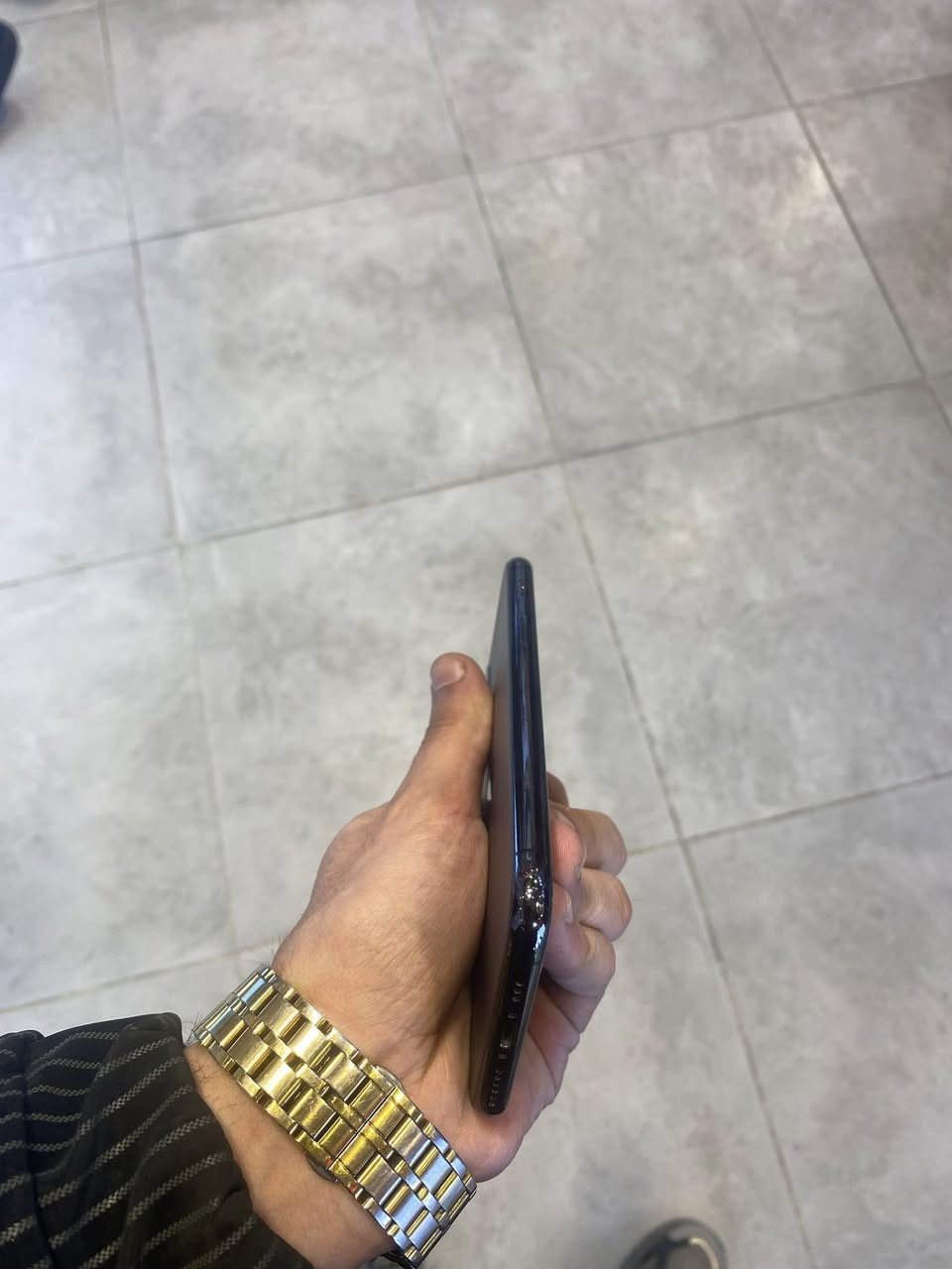 ايفون 11برو فقط ذاكره 512بطاريه 71جهتز وتر بروڤ ما مفتوح نهائياً فقط هذا الفطر وما ماثر عل لمس نهائياً كله شغال ومكفول صوت اتصال إنترنيت كامرات بصمه وجهه السعر180قفل عنواني بغداد الدوره ***********واتساب وخط
