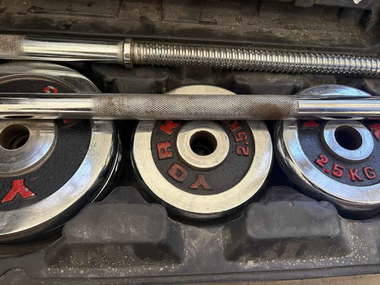 للبيع…..    
جنطة اوزان حديد ٥٠ كيلو          
بيهه شفت بار كبير واحد 
بار دمبلص صغير عدد٢
اوزان من ٥ كيلو الى نص كيلو 
   مكاني بغداد حي العدل 
***********
