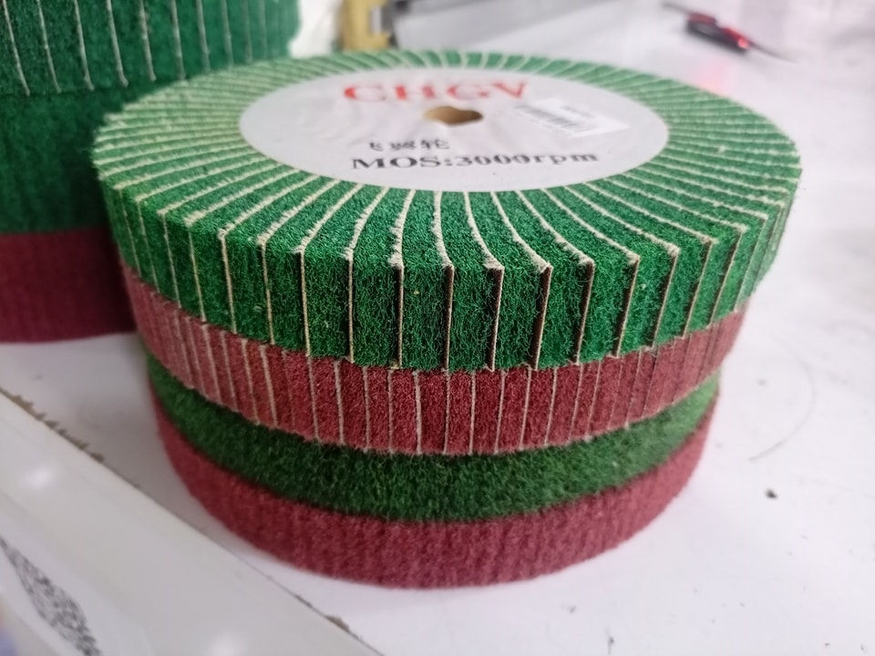 كود المنتج 84990 و 19375
قرص سنفرة صوفي حجم 200 ملم فتحة داخلية 20 ملم متوفرة سادة و مجوف بالكاغد جام تجي سمك 50 ملم و 25 ملم متوفر احمر و اخضر يستخدم لسنفرة و بولش حديد و المنيوم و خشب و غيرها من معادن.للعلم لون اخضر اخشن من لون احمر.
سعر سمك 50 ملم : 15 الف 
سعر سمك 25 ملم : 10 الف


**إذا كنت صاحب هذا الإعلان وتريد حذفه لأي سبب، رجاءا أرسل رسالة إلى الدعم الفني**