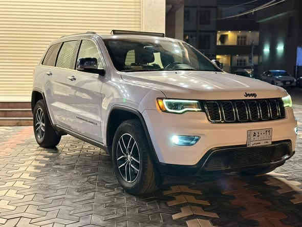 � للبيع – كراند شيروكي 2017 فول ليمتد
🚗 كلين تايتل – ضرر فقط دعامية – كلشي موضح

📍 الموقع: بغداد / منطقة سبع أبكار
📞 للتواصل: ***********

🔹 المواصفات:

 • كشنات جلد
 • بانوراما
 • حساسات + كاميرا
 • توقف ذاتي
 • مري قلابة
 • لايتات LED عدسة
 • داخلية أسود × شمباني
 • ستيرن تدفئة
 • تبريد + تدفئة كشنات
 • محرك 3600
 • ماشية 90 ألف ميل
 • السيارة كاملة ومكملة ميكانيكياً ما بيها أي نقص

🔧 الملاحظات:

 • يرادلها تكحيل.
 • شخط باب عكس السايق.
 • كرن جاملغ.
 • سونار + ضرر + طخة بالكراج، كلشي واضح بالفيديو.
 • السيارة واقفة بالكراج… صاحبها طگّها وعايفها على حالتها، ما مصلّحها.
 • بيها خلل كام شفت، وبهالأيام راح أسويه.�👉 إذا تنباع قبل التصليح أكسر من السعر أجور التصليح.�👉 وإذا أصلحها تنأخذ كاملة بدون أي نقص.

🎥 فيديو توضيحي موجود بالمنشور
ما يحتاج تتصل وتسأل… كلشي واضح بالسونار، الضرر، الطگة، والملاحظات.

💰 السعر: 245$ وبها مجال بسيط
📌 صور الضرر وحك الجية موجودة مع الفيديو
