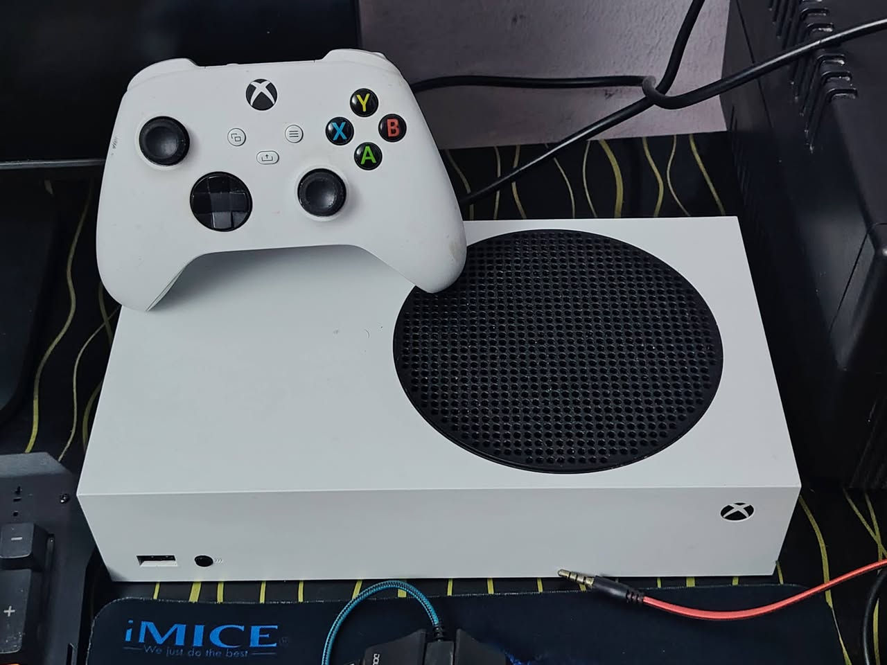 السلام عليكم جهاز أكس بوكس سيريس أس للبيع
الجهاز: Xbox serious S 
الذاكرة:  512 كيكا بايت
شاشة:  MIS PRO MP251L E2FHD 120Hz 1Ms
يوبي أس:  UBS 850VA 
مع بكج:  سماعة محيطية + ماوس + كيبورد
التحكم:  جوستك واحد اصلي الخاص بالجهاز
العاب الحساب: fc26-cod6
السعر: 500
*********** واتساب
