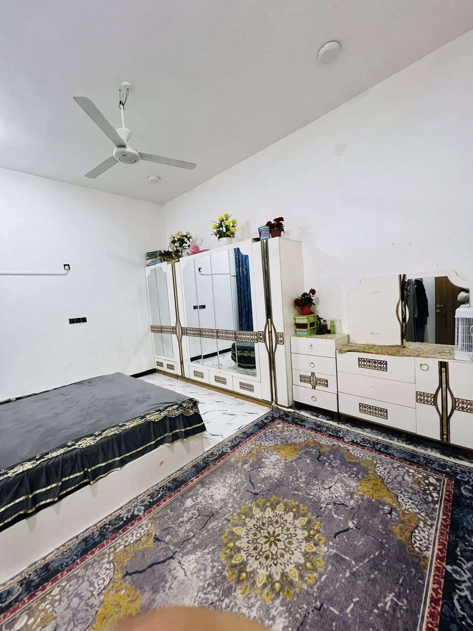 بيت للبيع بناء جديد مثل ما تشوف بعينك البيت جديد ابيض (جمارة)
لمساحة 200م
الطابق الأرضي 
عدد الغرف 2 
استقبال 
صالة 
مطبخ 
مجموعة صحية
الطابق الثاني 
2 عدد غرف 
اسويت كامل نظام 
صالة 
صحيات 
ارتفاع الغرف 3م و60سم 
حي الزهراء 
السعر 250 بي مجال 
رقم المكتب ***********
