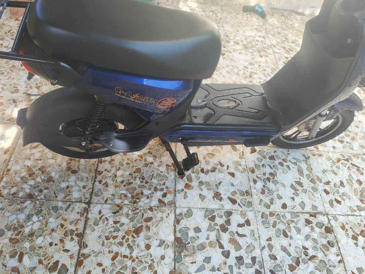 دراجه شحن للبيع نضيفه
كهربائيات كامله تحتوي ع جنطه داخليه وخارجيه
بصمتين وسويجين وكارتين تشغيل موجودات 
السعر 450 وبيه مجال للطيبين 
المكان حله 
بطاريات 5 
للستفسار ***********
