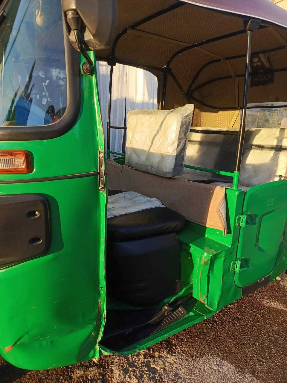 سلام عليكم تكتك موديل ٢٢ مرقمة بسمي محرك مامفتوح لأ تبخير بيه ضربه بل لغد مصلحه ولغد الثاني مامصلح جاهزه تايرات جديده باتري جديد كرام شفتات اثنين جداد  سعره 8750وبيه مجال عنوان بغداد الجديده ***********
