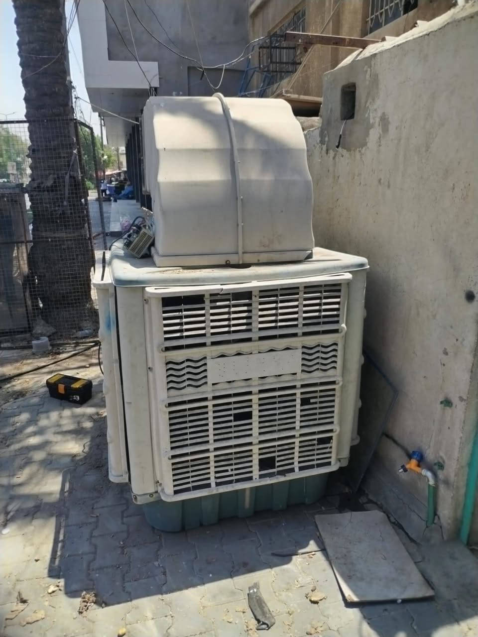مبرده المناخ حجم 25 الكبير 
كشرها نظيف نقص بيها 2 باب حلفه + الكونترول محترك مال تشغيل 
سعر 250 
رقم الهاتف ***********
عنوان بغداد حريه دور نواب ضباط شارع المشجر

