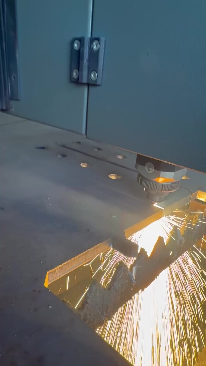 ماكنة ليزر  مسـتخدم. شهر واحد 12000 w القدرة 
الماكنة نضافـة 99% و شغاله و جاهزه للعمل  مابيها اي مشكله او عطل. الي يناسبة يجي يفحص ويشغل شكد يريد 
مواصفات المكينه عاليـة. 
درايفرات و ماطورات نوع DELTA 
مصدر ليزر نوع MAX 12000 kw 
هيد القطـع نوع BOCI 441 
الاجزاء الكهربائيه Schneider electrical شنايدر 
مسـاحة العمل 250 عرض  الطول 6 متر 
الماكنة مع كافـة الملحقات  
مكينة صناعيـة وزن ثقيـل و تتحمل اوزان ثقيلة 

للاستفسار ***********
