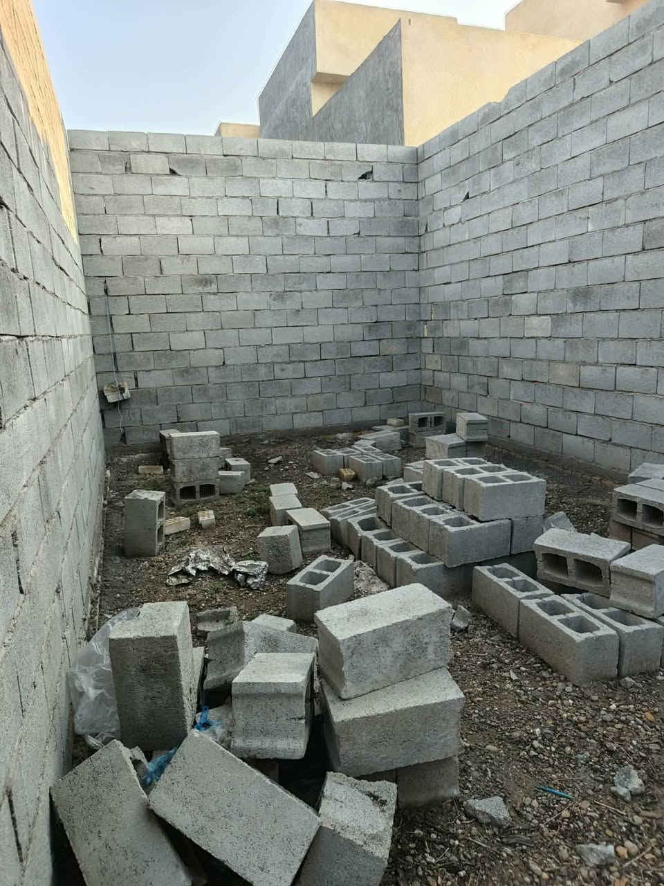 بيت هيكل مع قطعه المساحه الكليه ٨٢٠ متر طابو صرف السعر الموقع حي الوحده خلف جملة بيت كطوز السعر 1٧٥ الاتصال عالرقم***********
