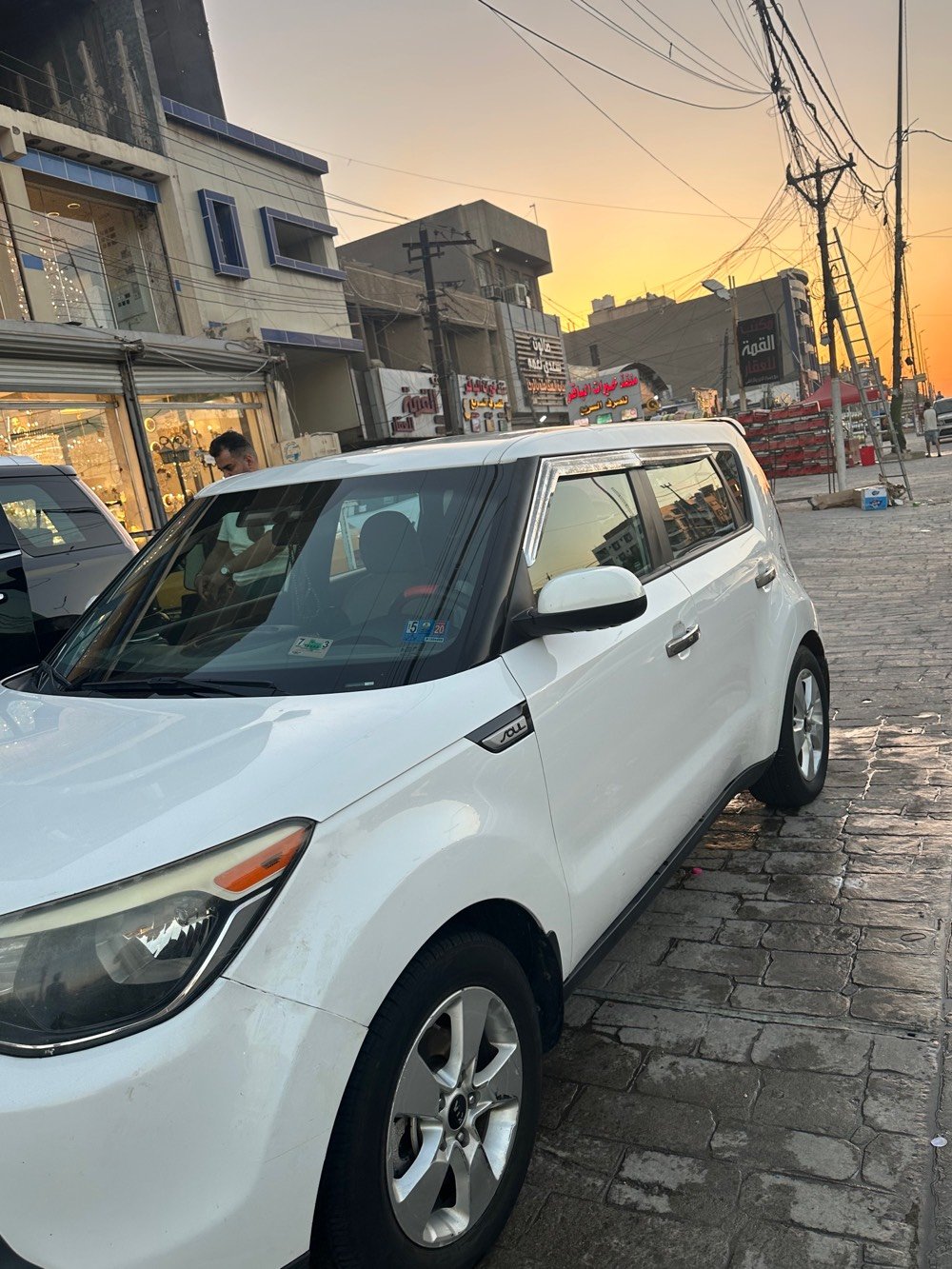 للبيع: كيا سول (Kia Soul) موديل 2015 - السيارة نظيفة
السيارة وارد أمريكي، بحالة ممتازة ومواصفات .
• المحرك: 1600 GDI (اقتصادي وقوي).
• الحالة الفنية: السيارة حادثها "جاملغ خلفي".
• السنوية باسمي الشخصي، والتحويل في اليوم التالي مباشرة .
للاستفسار والتواصل:
يرجى الاتصال على الرقم: ***********
شكد مشايتها حالياً؟ وهل الجير أوتوماتيك لو عادي؟: 
ماشيهه فوك ال100 كير اوتماتيك 
أي فئة بالضبط من الكيا سول 2015؟ وبيها مواصفات إضافية مثل شاشة، كاميرا، فتحة، بصمة أو حساسات؟: 
سول موديل 2015 وارد امريكي حادثهه حاملغ خلفي بدون اي ضرر 
وين مكان السيارة بالضبط بالعراق حتى يجي المشتري للمعاينة؟: 
بغداد البلديات 
بعد حادث الجاملغ الخلفي، شنو الأجزاء اللي متبدلة أو متصلّحة؟ وهل بيها أي ضرر بالمكينة، الكير، الشاصي أو التبريد؟: 
حادثهه جاملغ خلفي بدون اي ضرر 
السعر شكد المطلوب؟ وهل قابل للتفاوض لو نهائي؟: 
105 ورقهه وبيهه مجال 