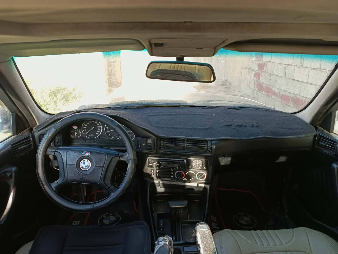 BMW
موديل 1993 حجم 525
محرك كبس تك فانوس 
گير اوتوماتيك 
كابون بانزين سنويه الى 2027
السعر خاص
***********
