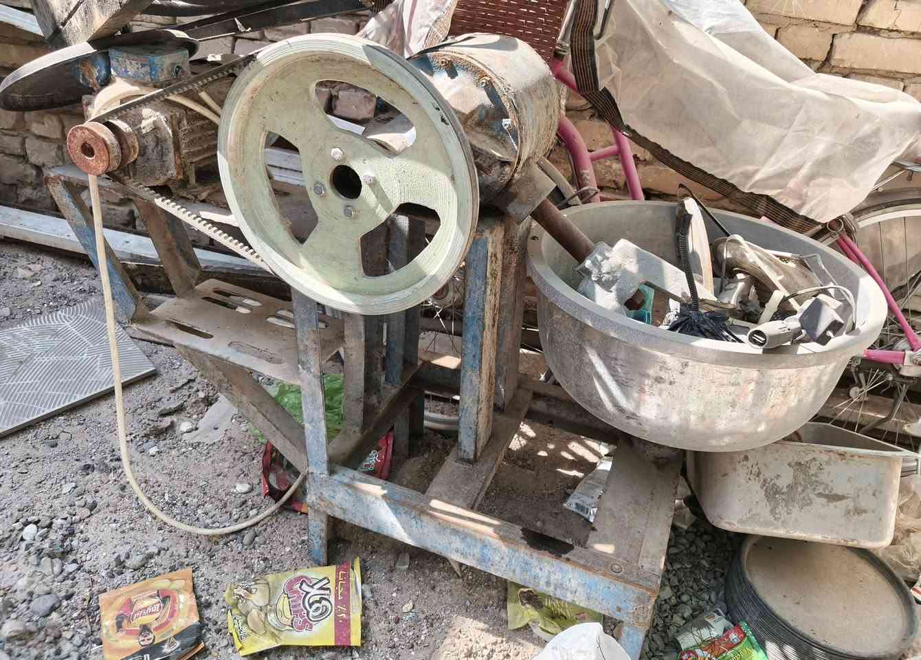 عجانة كهربائية  تاخذ من ٢٥ الى 30 كيلو ب250 الف
مثرامة لحم سل ستيل غذائي بانزين بس الدنبر رايدلة تصليح ب180 الف 
ميز مكتب ويرهم كاشير كبرة 140 جديد ستخدام شهر بس ب115  عنواني الحسينية السكلات ال١٢ 
***********
