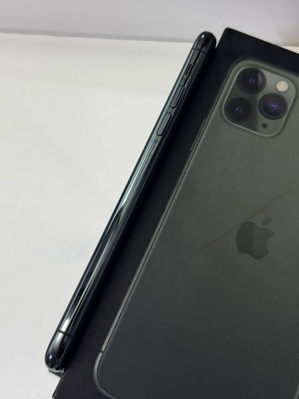 السلام عليكم
ايفون 11 برو ماكس 
اللون المميز 
تلفون مبدل شاشه تفصيخ 3 خيارات 
بطارية 81 بلادي 
جهاز نضيف كلش مال بيت 
السعر 380 الف وبي مجال بسيط 
رقم***********
