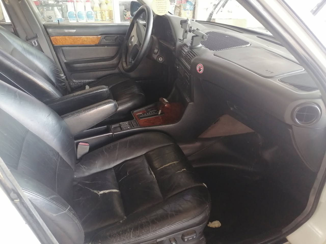 السلام عليكم للبيع بي ام حجم ٥٢٥ كبس فول مواصفات لا صبغ ولا تبديل محرك وكير ما مفتوح السياره جاهزه رقم أربيل جديد سنويه جديده كابون بنزين طخم تاير جديد  السياره ابسمي كشتات جلد كهرب  مكان السياره موصل الجانب الأيسر السعر 90 وبي مجال للإستفسار الاتصال على الرقم ***********
