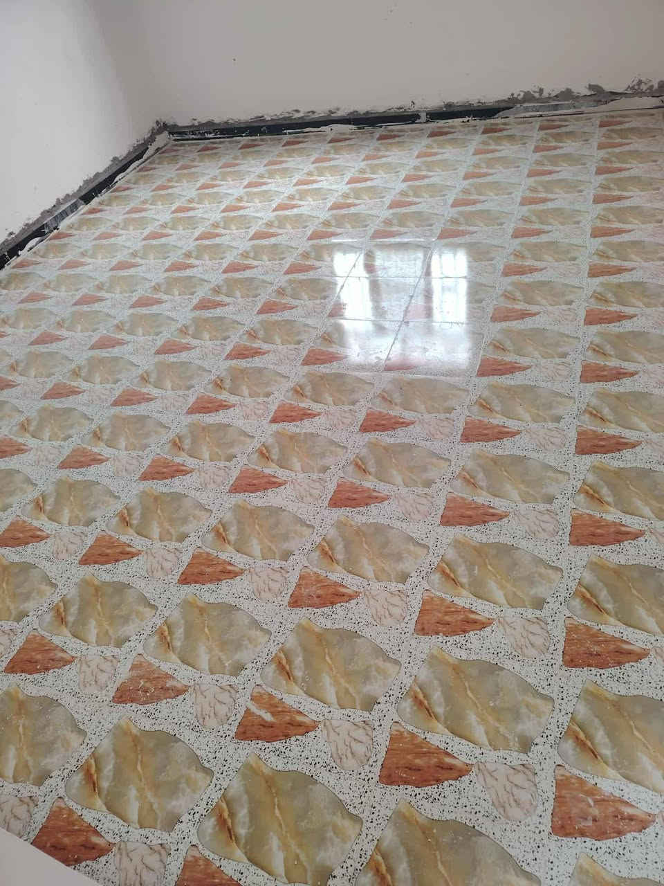 السلام عليكم خلفه سراميك جدران ورضيه بأنواعه درج عدل فر شغل درجه واله داخل بغداد فقط متفرغ حالين ***********
