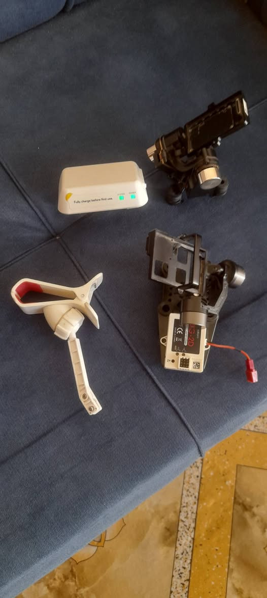 يبدو أن هذا جيمبال (Gimbal) ثلاثي المحاور مصمم للطائرات بدون طيار (درون)، ويستخدم لتثبيت الكاميرا أثناء الطيران.الجهاز يشتمل على محركات بدون فرش (Brushless Motors) لضمان حركة سلسة وثابتة.يتضمن وحدة تحكم وبطارية صغيرة خاصة به، مما يشير إلى إمكانية استخدامه كجزء من نظام طائرة بدون طيار (UAV)


**إذا كنت صاحب هذا الإعلان وتريد حذفه لأي سبب، رجاءا أرسل رسالة إلى الدعم الفني**