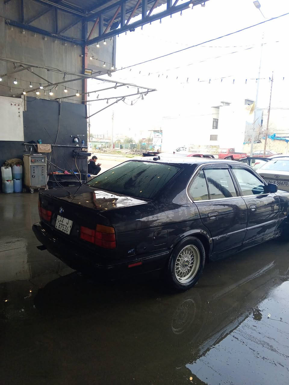 ​🏁 للبيع: BMW كلاسيك (هيبة اللون الأسود) 🏁
فرصة لعشاق التميز.. سيارة بوقفة ملكية وأوراق جاهزة تماماً.
​📝 مواصفات السيارة:
​الموديل: 1990.
​اللون: أسود ملكي فخم.
​الرقم: رقم مميز (لوحة إنجليزية جديدة).
​الموقف القانوني: السنوية مجددة وصالحة لغاية 2030 (جاهزة للتحويل مباشرة).
​🛠 حالة السيارة (للأمانة):
​السيارة متينة ميكانيكياً وبوقفة خارجية ممتازة، وتحتاج فقط إلى تجديد "غرفة" (تنجيد داخلي) لتكتمل أناقتها، وتحديداً:
​بطانات الأبواب.
​تنجيد السقف.
​(فرصة للمشتري أن يختار لون ونوع الجلد الذي يفضله على ذوقه الخاص).
​💰 السعر:
​42,000 ورقه (قابل للتفاوض البسيط للصادقين).
​✨ مميزات إضافية:
​بدلاً من شراء سيارة بمشاكل قانونية، هذه السيارة تريحك من "دوخة" المرور والتحويل، وأوراقها سليمة لسنوات طويلة قادمة. كل ما تحتاجه هو لمسة داخلية بسيطة وتصبح سيارة استعراض.
​📞 للتواصل والاستفسار:
[***********]
📍 الموقع:[قريب من دهوك]
