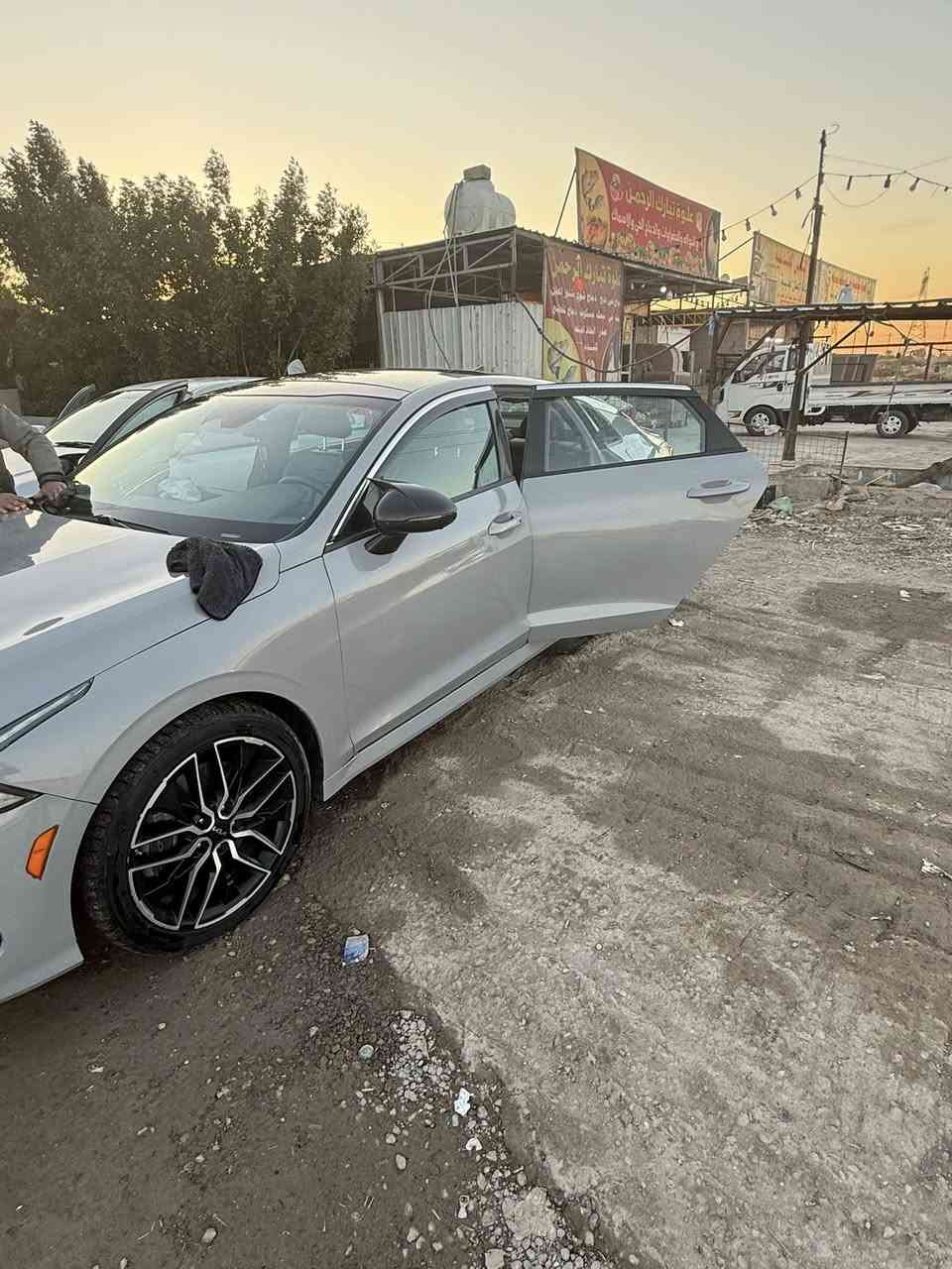 السلام عليكم 
كي فايف 2022 جيتي 2500 تيربو  فول مواصفات للاخير 
كشنات كهرباء رادرات حساسات مري شفط 4 كامرات تدفئ تبريد مقاعد وتدفئة ستيرن بنوراما وهواي مواصفات .. 
رقم بغداد باسمي تحويل مباشر 
السياره وياها بصمات ثنين انطيهن وياها 
حادثها جانبي بجم كبس مبدل بيها جاملغ وباب سايق وجاملغ خلفي وباب خلفي كلير فقط بدون معجون بدون تبديل   ماشيه السياره 59 الف ميل
السياره مكفولة من  الدواخل بدون شاصي وبدون لغد  كفالة وعندي سونار بيها 

سعر 175 مكاني بغداد زيونة 

***********
