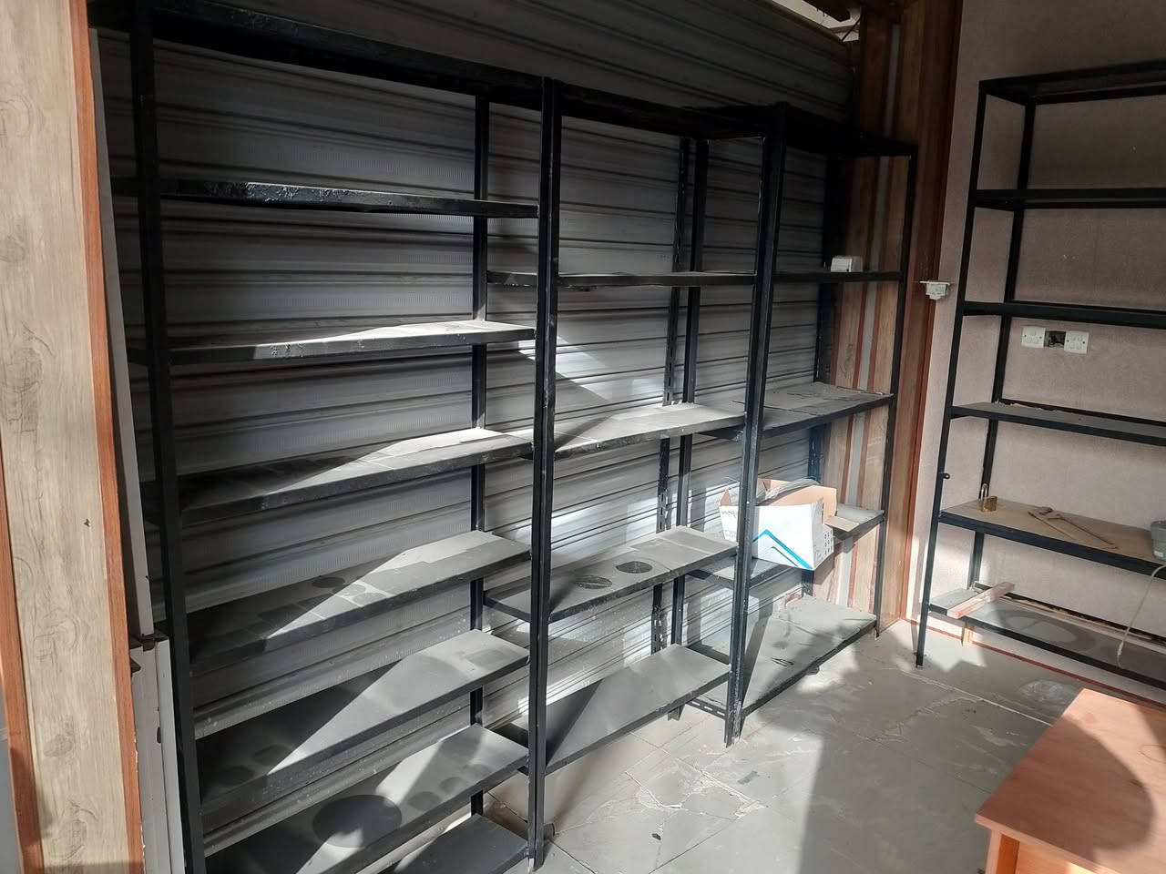 رفوف للبيع 
***********
