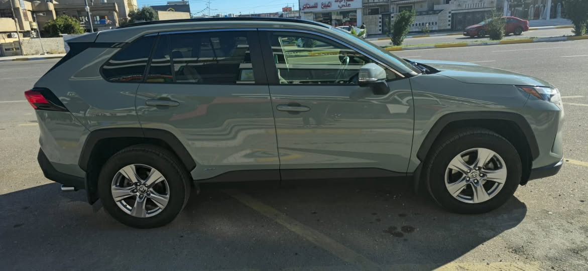 راف فور وارد امريكي موديل 2023 فئة xle هايبرد لون سمنتي
حادثها موضح بالصور 
سيارة بدون صبغ بدون ايرباك ، شواصي سليمه ،فقط قبغ صندوك مبدل بلادي نفس لون والبدنه مكان قفل صندوك فقط بي صبغ 
 فتحة سقف سلايد روف
كشن كهرباء  
شاشه كبيره  
بصمة ابواب وبصمة تشغيل وجنطه كهرباء
تدفئه  بالكشنات
 هيتر استيرن
وباقي المواصفات.
#
السيارة كاتي تترقم شمالي
 مكان السيارة كركوك
للتواصل 
*********** واتس اب موجود ممتواجد عل فيس
صور الحادث مرفق بالمنشور
