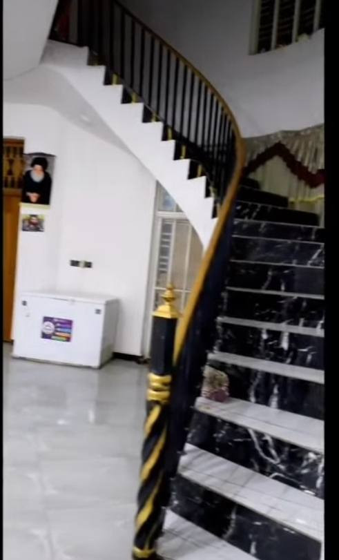 دار سكن ٢٠٠ متر
طابقين مسلح بناء جديد ٢٠٢٥ ممتاز
الطابق الأول 
استقبال ٨ متر
صاله كبيره
 غرف نوم ٢
مطبخ
صحيات خارجية
الطابق الثاني
صالة
غرف نوم عدد ٤
درج دور مطل على الصاله  من الطابق الأول للثالث 
مع صاله وبيتونه في الطابق الثالث 
كهرباء ومجاري ارضيات ممتازه
على شارع عرضه ١٥ متر
مطلوب عقاري ٤٧ مليون
السعر المطلوب عدى الطلب  ١٣٠ مليون
الموقع. الديوانية. حي العسكري الثالث خلف مكتب التوكل للعقار قرب صيدلية مريم 
للاستفسار أكثر مراجعة مكتب التوكل للعقار الكائن في حي العسكري شارع ٣٠ او الاتصال والمراسلة على الواتساب على الرقم ***********
@إشارة
