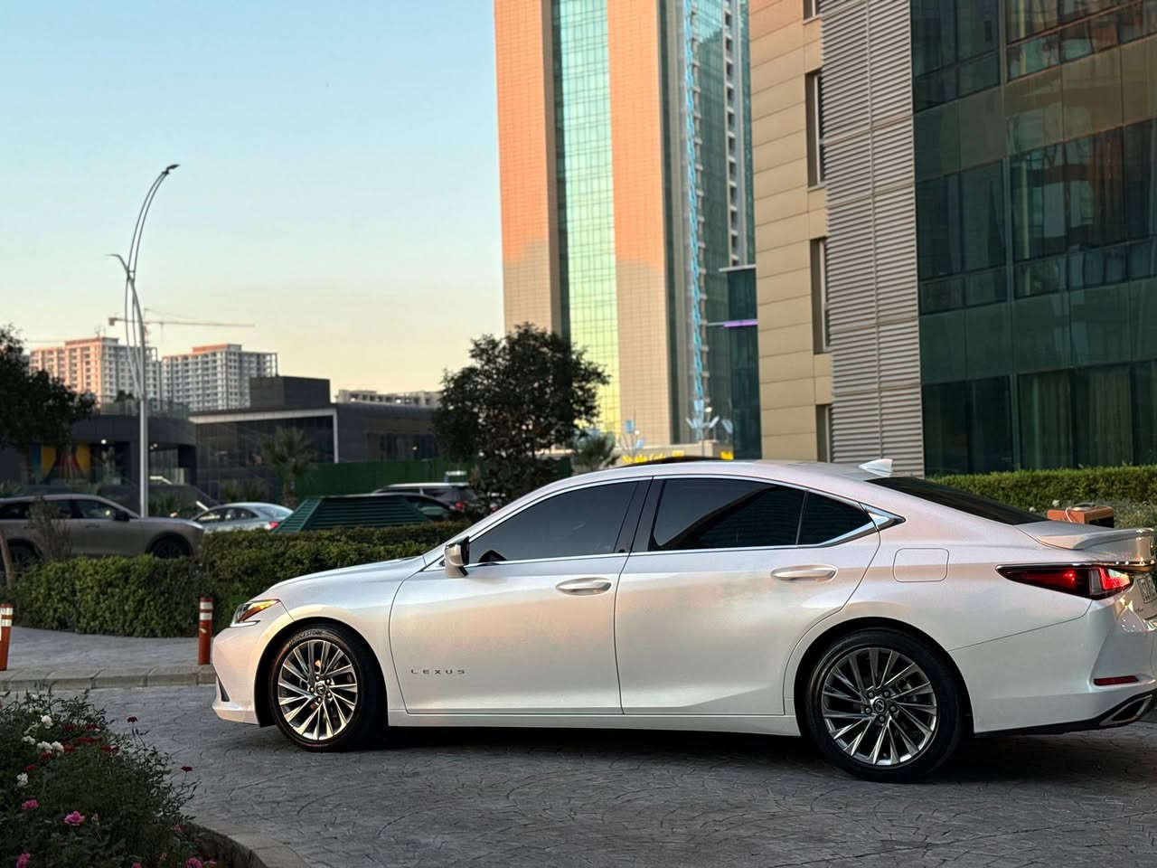 لێگزز 2023  ES350 Lexus 
وارد ئەمریکی 
سپی سەدەف
دەعامی بۆ دەعامی کەپس
کلین تایتل 
١٨،٠٠٠ میل رۆشتووە 
سێرفس شرکە لیگزز

نرخ : خاڵێک دابنێ لە کۆمێنت بە تایبەت دێت 🤖 

زۆر بە جوان و خاوێنە ماوەتەوە 
دینار مەسرەفی تێدا نیە 

بۆ زانیاری زیاتر پەیوەندی بە خاوەنی 

 ***********
***********
