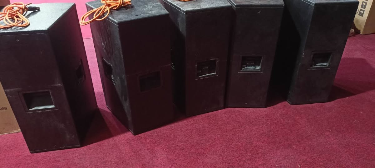 منظومة صوت سمعات EV عدد 6
بور ياماها 7000 
جهاز داينكورد 1000 بور
مايك وايرلس ماركة أسوار مزدوج
واير سماعه عدد 6 اكزلري
السعر 3 مليون 250 وبيه مجال
للاستفسار ***********
