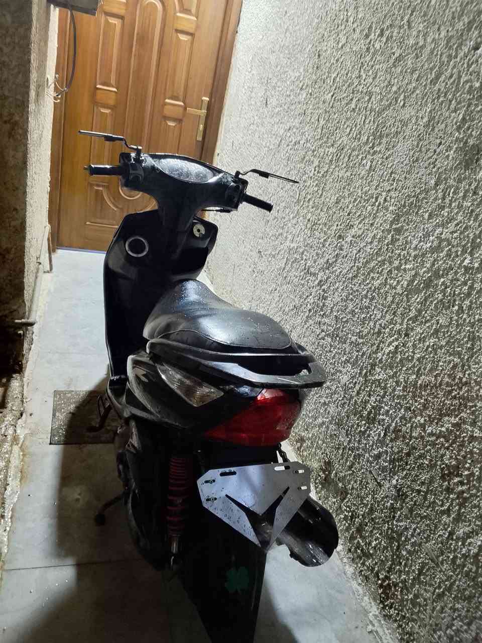 السلام عليكم ماكس ثعلب 140 
دراجة مكفولة كفالة عامه 
مكينه ناعمه 
مكينة بلادية مامفتوحه ولا برغي بيها على أيدي دهن كله اصلي كفرات مختمه 
مال رمبة سعر 600 بيها مجال قليل عنواني كاظمية 
رقم الهاتف ***********
