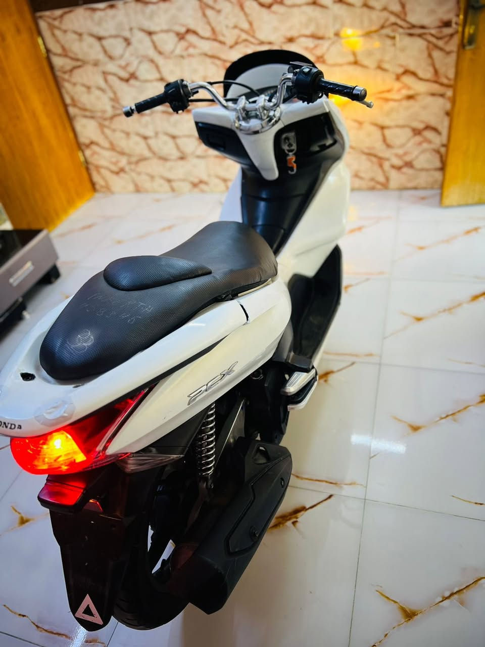 السلام عليكم وكاله وكاله ماشيه   للبيع دراجه pcx ياباني  اصلي دراجة مال رمبه ماخذها رمبه الدراجه على ايدي 
الاصلي دراجه جديده مال جناي
الاصلي دراجه كامله أستان كهربائي حساس ازدحام ٢ دراجه جديده الدراجه مكينه لوك برغي ممفتوح بيهه شلعا معدل خير من اللّٰه دراجه تكول جديده بمعنئ الكلمه واحلا من الصور دراجة مكينه مكفوله اي نقص مابيه
السعر مليون و250    
اي استفسار*********** بغداد
