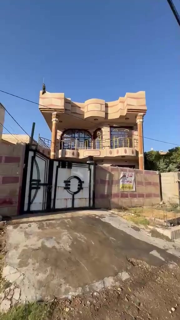 بيت واقع حال 150m زراعي 25 تحويل مباشر بالمحكمه
طويريج/ حولي السريع / حي الضباط

الطابق الاول يحتوي على 
طرمه صحيات خارجية وحديقة 
مطبخ وصالة وهول حولي وغرفة وصحيات داخلية +منورين 

الطابق الثاني 
٣ غرف 
ووحدة من الغرف ٨×٤ يعني تكدرون تسوها غرفتين 
وبيتونه وسطح 

السعر ١٠٠ قفل مابي مجال

***********

