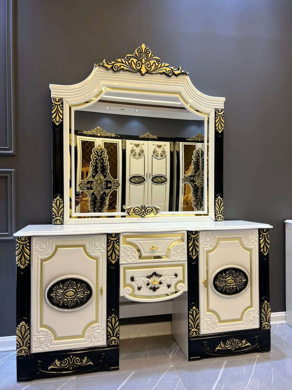 غرفة عراقية تصميم تركي
استخدام 5 اشهر فقط 
الاستفسار ***********
