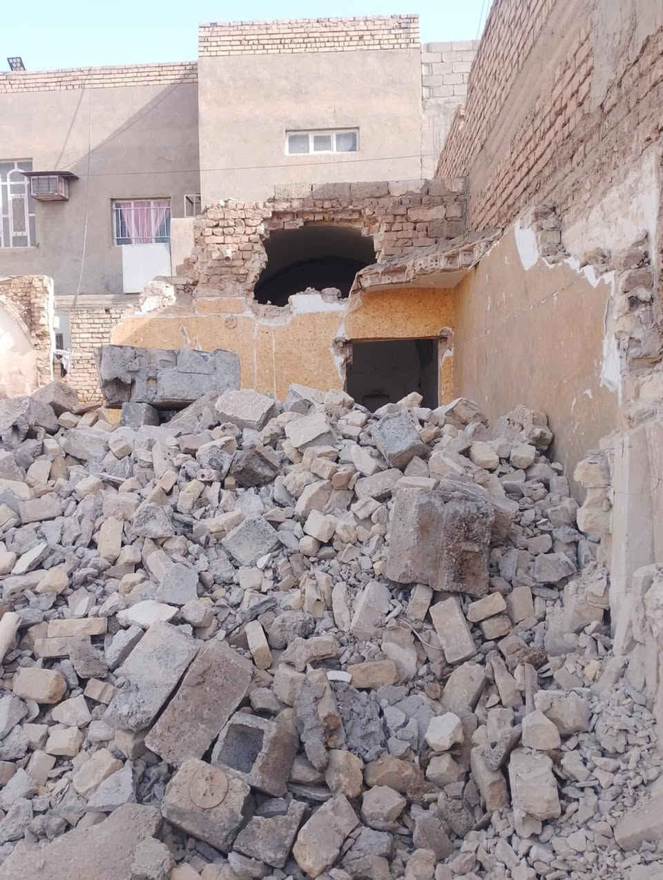 سلام عليكم ليعند تفليش بيوت شيلمان اصبابه اشتغله اسلمك ارض بس تبني  فر ش سبيس إني متواجد فيس واتس وهذه رقمي {***********}
