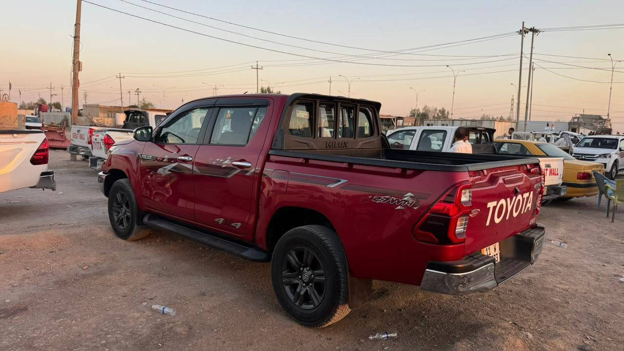 تيوتا هايلوكس موديل 2022
رقم بغداد 
4 سلندر ساز 
موصفات السياره الداخلية: مقاعد من المخمل 

نظام مانع انزلاق المكابح (ABS)، وسائد هوائية، وحساسات أمامية وخلفية.

تكييف هواء أمامي وخلفي، ثلاجة تبريد، 

 شاشة  مقاس 6.8 بوصة تدعم أنظمة
 الاتصال الحديثة (مثل كار بلاي).

السعر 305
 للتواصل على الرقم صاحب السياره ***********  مكان السياره (المثنى)
