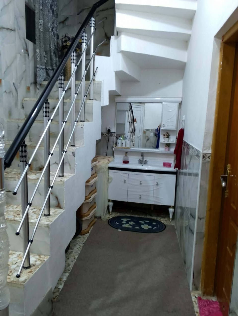 تم تنزيل السعر بيع مستعجل بيت بسعر قطعة في حي الصدر 
------------------
بيت طابو صرف للبيع سنة البناء ٢٠٢٠ بموقع راقي ومميز
----------------------------------------------------------------
المساحة ١٣٦ متر طابقين الواجهه ٨ متر والنزال ١٧ متر
-----------------------------------------------------------------
الموقع  حي الصدر خلف فرح مول للملابس موقع مميز 
--------------------------------------------------------------------
الطابق الاول   غرفتين وبراني ومطبخ وصاله وصحيات داخليه وخارجية  وطارمة صغيرة
----------------------------------------------------------
الطابق الثاني   غرفتين وصالة وصحيات وبيتونه كاملات 
---------------------------------------------------------
اضافة الى باقي مساحة السطح مبني بالكامل قاعة حبيرة واصلة للسقف
تصلح شقه معزولة عن البيت للاستثمار مستقبلاً
-------------------------------------------------------

للاستفسار اكثر مراسلة الصفحة


**إذا كنت صاحب هذا الإعلان وتريد حذفه لأي سبب، رجاءا أرسل رسالة إلى الدعم الفني**