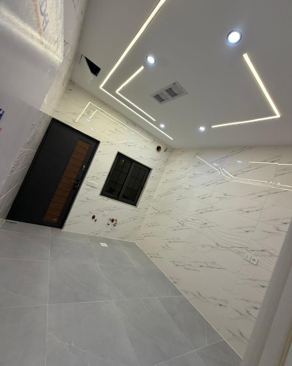 اعلان رقم ( 1243 ) 📺
———————————
داران للبيع ( 150م ) واجهة ( 7.5م ) 🏘
———————————
#موقع_العقار 🗺 : كركوك - طريق بغداد - حي معلمين - مقابل جامع الفتح - على شارع 8متر - واجهة شروق الشمس
———————————
طابق اول : غرفة نوم + مطبخ + هول + صحيات + استقبال + كراج 
طابق ثاني : 3 غرف نوم + صحيات + هول
———————————
طابو ملك صرف - بأسم شخص واحد
———————————
لمزيد من معلومات اتصال على ارقام التالية :
***********
***********
———————————
عنوان المكتب : كركوك - واحد آذار - فلكة اولى
