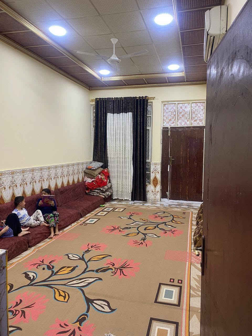 سلام عليكم بيت مساحة ٢٥٠ م زراعي عقد
العنوان البصرة الزبير حي الاندلس يبعد عن الشارع العام ٣٠٠ متر
يتكون من٢ غرف منام 
وصاله وموزع وديوان ومطبخ وصحيات 
السعر ٨٥ قابل للتفاوض 
لباقي التفاصيل تواصل 
***********
