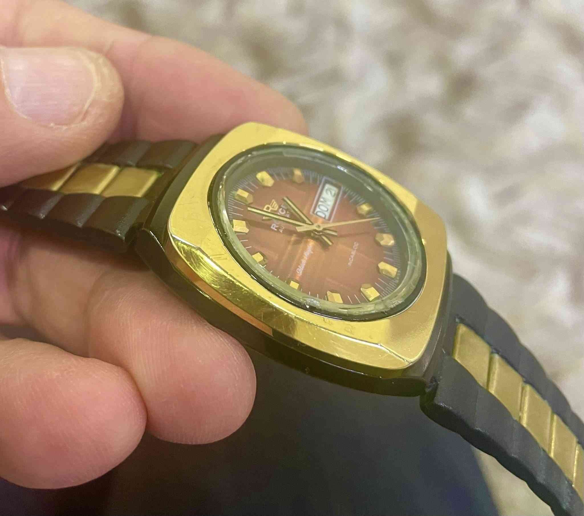 ساعة رويس(Rowyce) سويسريه أوتماتيك فنتج السبعينيات القطر 38 -40 ملم الهيكل طلاء ذهبي ثابت 
السير والبوك مستبدل
نافذة للتاريخ اليومي والشهري 
نظافة الساعة ممتازه
وقت مضبوط جداً جداً
السعر 145 ألف 
للمهتم خاص ***********
المكان كركوك يوجد توصيل
