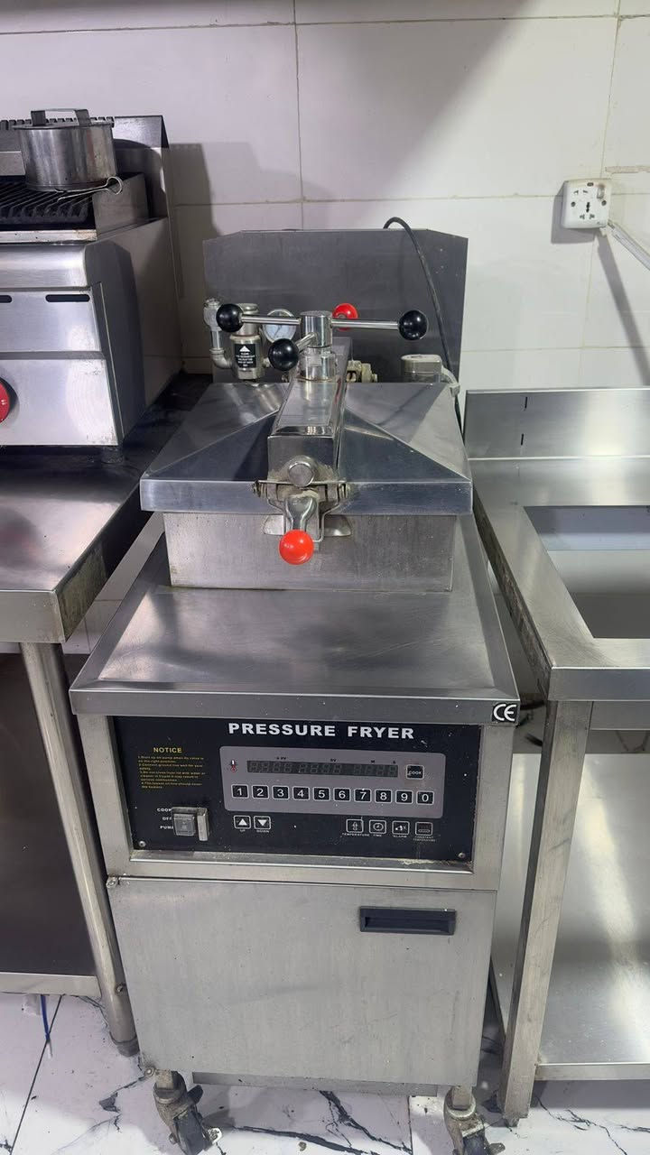 السلام عليكم
غراض مطبخ نظيفة جدا للبيع بسعر مناسب 
 المكان بغداد الكرخ 

 للإستفسار ***********
