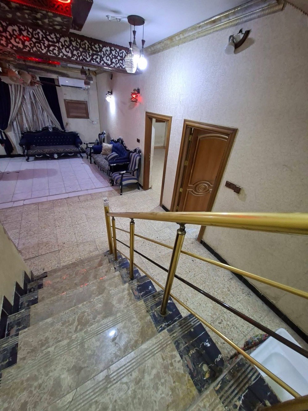 منزل للإيجار البصره البراضعية 
5 غرف مناوم مؤثث جزئي 
