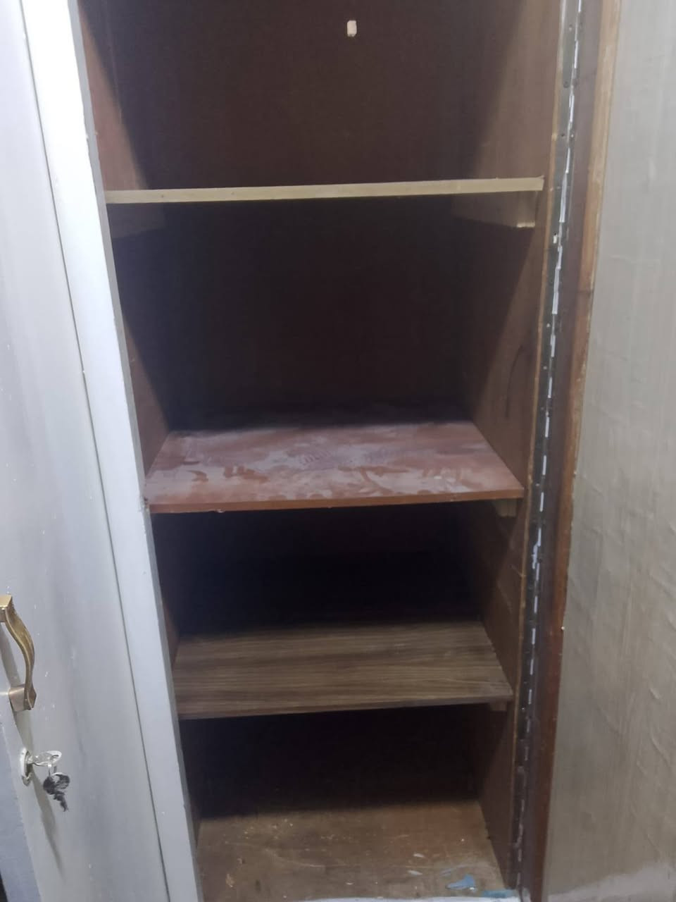 كنتور صاج مصبوغ ابيض ٤ابواب نضيف جدا مكان بغداد الحريه دولعي موجود توصيل داخل بغداد *********** سعره 150الف قفل قفل قفل قفل
