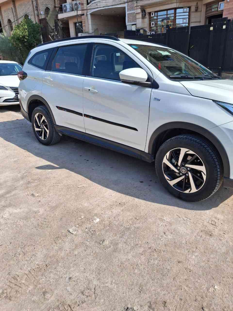 يا الله تويوتا راش للبيع او للمراوس 
موديل 2019 لون ابيض  خليجي 
وكاله ساز 
رقم بغداد الإنكليزي الجديد سنويه وهزه جديده باسمي 

السياره بدون ضربه ولا صبغ فقط دعاميه اماميه  

سبعه راكب 
بصمه تشغيل 
تبريد مركزي 
تبريد تدفئه شغال 
كير محرك مكفول 
صدر امامي خلفي جديد 
تخم تاير جديد 
ويل كب 
  السياره نظيفه جدا داخل وخارج جاهزه من كلشي 

مكانه بغداد منطقه حي الجامعه 

وهذا رقمي للتواصل 
***********
تحياتي الكم ربي يحفظ الجميع
