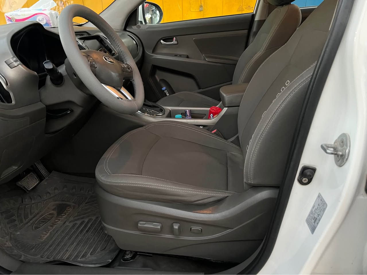 كيا سبورتج خليجي 2013 للبيع فقط مكفولة من الصبغ والتبديل
بيها فقط طخة بسيطة ربع باب خلفي خلف السائق
وبارد قليل بالباب الخلفي فقط
طخم تاير جديد
حدادة ٩٠ ٪؜
مواصفاتها : مرايا شفط ولد وكرسي السائق كهربائي 
شاشة وكامرة دوارة
لد امامي
بيها بعض الخدوش بدون اي تكحيل
السيارة ع الشركة ما مفتوح بيها برغي
سنوية لل٢٠٢٨ 
راعيها يريد تحويل 
مكان السيارة بصرة الجمهورية
دواخل جديدة 
السعر ١٣٥ وبيها مجال قليل 
العداد ٢٢٢ الف كيلو
للاستفسار الاتصال على الرقم ***********
سعة المحرك 2000 البصرة, العراق
