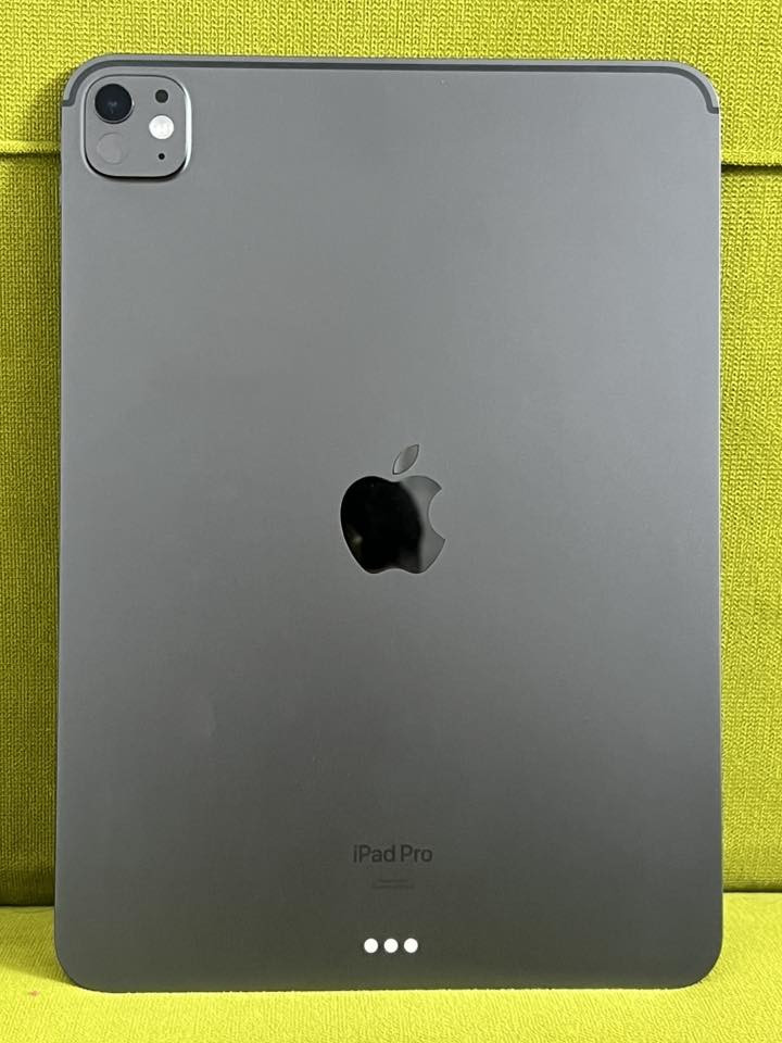 السلام عليكم ايباد￼ iPod ￼ Pro M4 ￼نضيف كلش البطارية 100.     عدد الدورات 56. دورة و كامل الملحقات الكارتونه والشاحن والكيبل وهم ويا الكفر دفتر 📓 وقلم. والسعر مليون.  1,000,000  واتساب.  ***********￼
