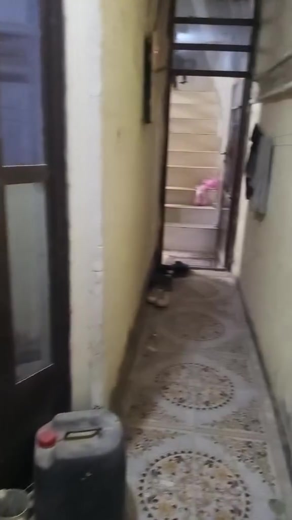 سلام عليكم بيت للبيع زراعي سند 25 بحي الحكيم طابقين كله بورسلين منطقه تبليط مي ومجاري البيت يحتوي على غرفتين نوم وصاله واستقبال وصحيان مساحت البيت 75متر  كابينة مولد يمه كابينة انترنيت يمه ***********
