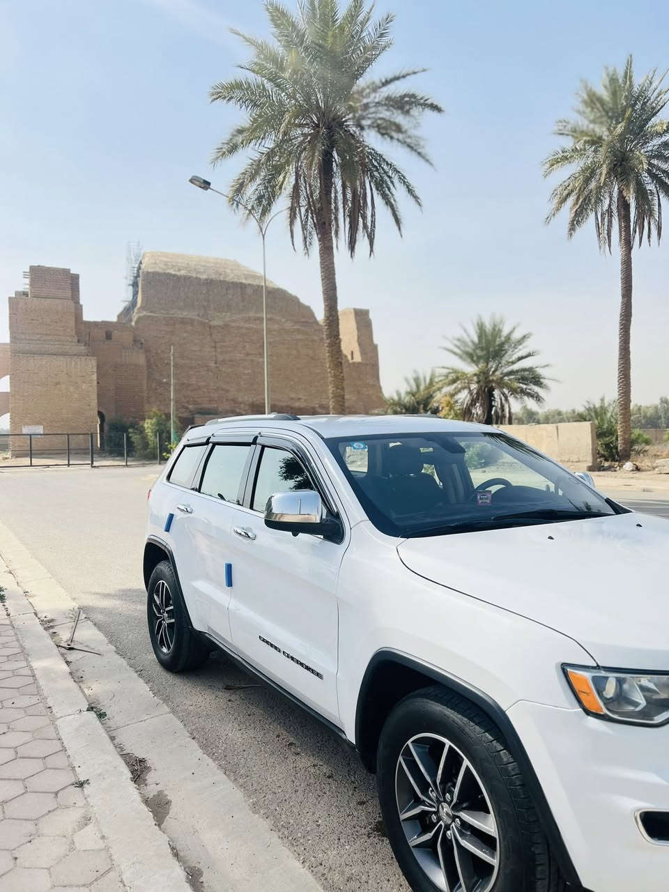 سلام عليكم. 
 
جيب  2017 امريكي.   داخله كلين. 
 بيه جاملغ وبنيد. فقط. 
بدون دواخل بدون ايرباك. 
  سياره. خير من الله جاهزة على اخر حبايه
  تو ويل. 
شاشه جبيره. 
 عليه. منظومة زنون  
 سياره جاهزه  
حساس خلفي
اوت هولد
كشنات جلد ومدوشمات
 ماشيه 90ميل 
مكاني بغداد المدائن 
 اتصال ***********
ترهم مرواسه حسب القناعه.
